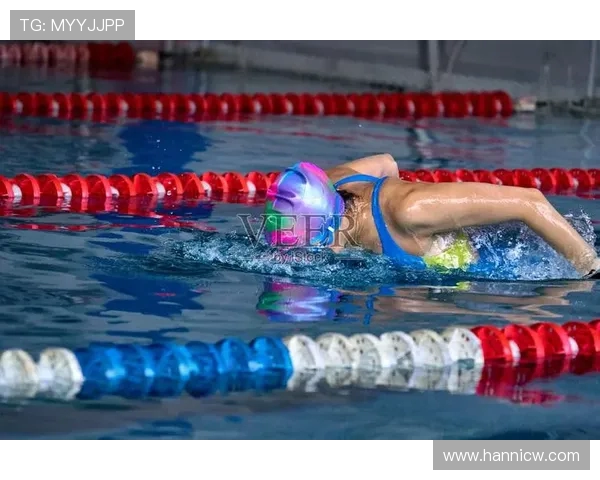 从高空到水花之间跳水运动员追求完美入水瞬间的力量与美感